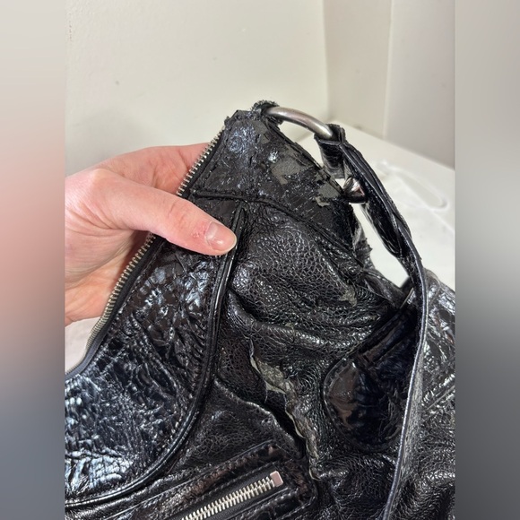 🎉4/30$🎉 Guess Patent Hobo Bag with Logo Plate – 6/10 ✨ - Picture 5 of 5